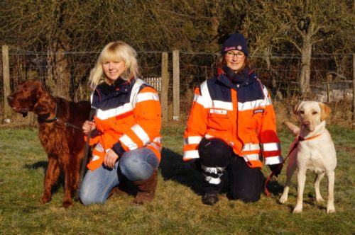 Nachwuchsretter auf vier Pfoten – Irish Setter Tino mit Frauchen Miriam Tegt aus Blomberg und Labradorhündin Anouk mit Staffelleiterin Jutta Sprenger aus Höxter haben den Eignungstest bestanden. 