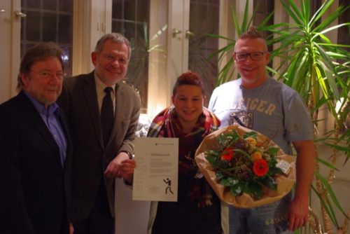 Hans Pawlowski und Dr. Reiner Austermann gratulierten der erfolgreichen Boxerin Beke Bas, die von ihrem Trainer Kai Gutmann ins Rathaus begleitet wurde.    