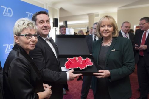 Flankiert von Landtagspräsidentin Carina Gödecke (links) erhielt Landrat Dr. Axel Lehmann (Mitte) zu dem besonderen Anlass eine Deko-Schale in NRW-Form aus den Händen von Ministerpräsidentin Hannelore Kraft (rechts).  