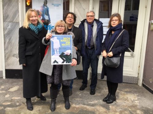 Auf dem Foto sehen Sie von links nach rechts: Stadtarchivarin Dr. Bärbel Sunderbrink, Dr. Evelyn Tegeler, stellvertretende Direktorin der VHS Detmold-Lemgo, Werner Müller, Regisseur des Films „Mich kriegt ihr nicht!“, Stadtarchivar a. D. Dr. Andreas Ruppert, Manfred Weils Ehefrau Alisa