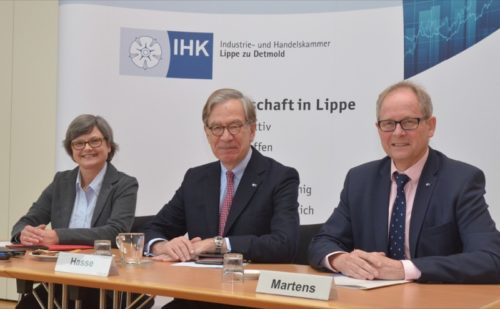 IHK-Präsident Ernst-Michael Hasse stellt mit IHK-Hauptgeschäftsführer Axel Martens und IHK-Geschäftsführerin Maria Klaas den aktuellen Konjunkturlagebericht vor.