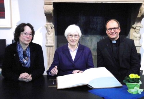 Dr. Irmgard Schwaetzer (Mitte) trägt sich im Beisein von stellv. Bürgermeisterin Veronika Sauerländer und Superintendent Andreas Lange in das Goldene Buch der Alten Hansestadt Lemgo ein