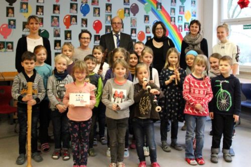 Auf dem Foto sehen Sie die „JeKits“ der Grundschule am Leistruper Wald mit Schulleiterin Dorothee Hüler, Musikschullehrerin Johanna Lauterbach, Bürgermeister Rainer Heller, Susanne Greschok, Leiterin der Johannes-Brahms-Musikschule, Grundschullehrerin Ulrike Löwenstein-Strömich und Miriam Greschok, Praktikantin der Johannes-Brahms-Musikschule (hinterste Reihe v.l.n.r.)