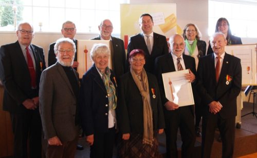  Landrat Dr. Axel Lehmann (hinten, 3. von rechts) mit den geehrten Ehrenamtlichen: Klaus Mai, Inge Klara Dornfeldt, Karin Göhner, Heinz Jäger, Dieter Stumpe (vorne von links), Dieter Hartwig, Friedrich Brakemeier, Peter-Uwe Witt, Birgit Schulze Heuling und Michaela Rathkolb (hinten von links).