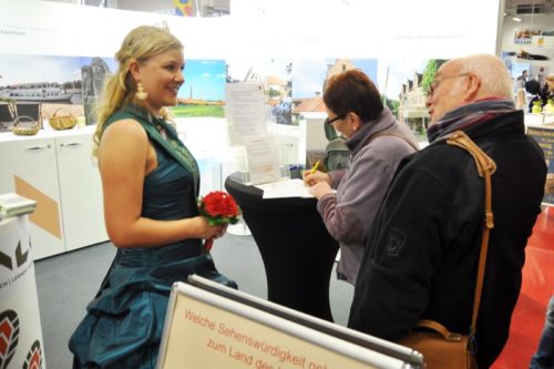 Gemeinsam für das Land des Hermann: Die Blomberger Nelkenkönigin Nadine Märtens im Gespräch mit Besuchern.