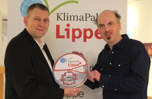 Markus Herbst (rechts) und Frank Meyer zur Heide (links) stellen mit der Energieeffizienz-Drehscheibe auch einen neuen Service im KlimaPakt Lippe vor.