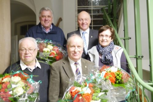 Bürgermeister Klaus Geise ehrte die Ortsvorsteher Rolf Schlüter (hinten links),  Dieter Rieke, Erhard Oerder und Sonja Volmer (vorne, von links)  für ihr langjähriges Engagement als Ortsvorsteher/-in.