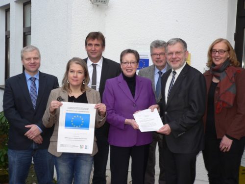 Foto: Regierungspräsidentin überreicht den ersten LEADER Förderbescheid   von links:  Nils Hartmann (Planungsdezernent Ländliche Entwicklung, Bodenordnung, Bezirksregierung Detmold), Susanne Weishaupt (LEADER-Regionalmanagerin 3L-in-Lippe) Bürgermeister Christian Liebrecht (Stadt Lage), Regierungspräsidentin Marianne Thomann-Stahl, Bürgermeister Gerhard Schemmel (Gemeinde Leopoldshöhe), Bürgermeister Dr. Reiner Austermann (Alte Hansestadt Lemgo) und Birgit Böhm (Projektleiterin Arbeitsgemeinschaft „mensch und region/Consultants-sell-Greise“ im LEADER-Regionalmanagement 3L-in-Lippe)