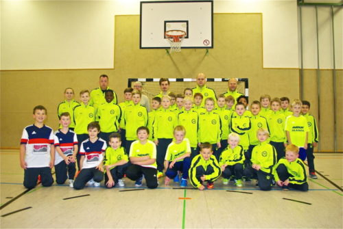 Das Training in den neuen Trikots und T-Shirts macht den Fußballern der E- und F-Jugend im BSV Heidenoldendorf gleich doppelt Spaß. Auch die Trainer freut‘s (hinten von links) Celina Niggemeier, Rafael Skarupke (Trainer und Sponsor), Ralf Diekmann (Sponsor), Alexander Schneckener, André Vieregge und Ralph Pasmanns. Foto: Odenthal