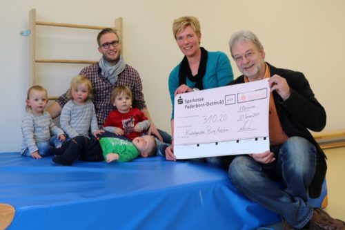  Noch mehr Bewegungsangebote für die unter Dreijährigen in der Burg Adebar – Pastor Diemtar Leweke (r.) übergibt Spendencheck an Kita-Leiterin Elke Neubacher mit (v. l.): Greta, Josefine, Luc Merlin, Milan und Erzieher Florian Brand.