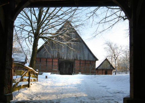 Bei den Winterspaziergängen durch das LWL-Freilichtmuseum Detmold kann man neue Eindrücke gewinnen und auch fotografisch festhalten. Foto: LWL/Jähne