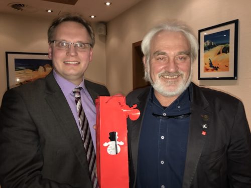 Foto: SPD-Ortsvereinschef Dennis Maelzer (l.) dankt Robert Chwalek für seine engagierte Arbeit als Arbeitnehmervertreter.