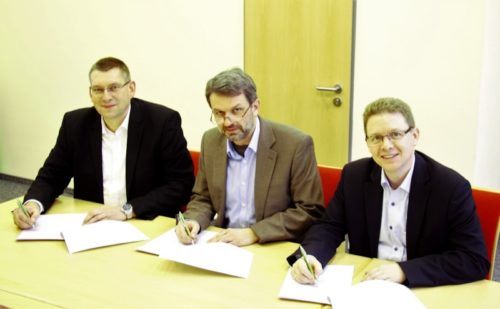 Das Bild zeigt v. l. Frank Meyer zur Heide (Geschäftsführer DeTec GmbH), Andreas Herm (Schulleiter AHF-Gymnasium, Ingo Krause (Schulleiter AHF-Gesamtschule)