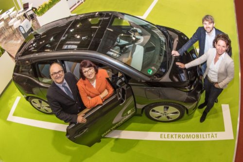 v. li nach re: Vertreter der Stadtwerke präsentieren Elektormobilität von morgen: Christian Kracht, Stadtwerke Bielefeld, Renate Dalbke, Stadtwerke Lemgo, Johannes Dittmar, Stadtwerke Bad Salzfuflen, Eva Ellminger, Stadtwerke Detmold