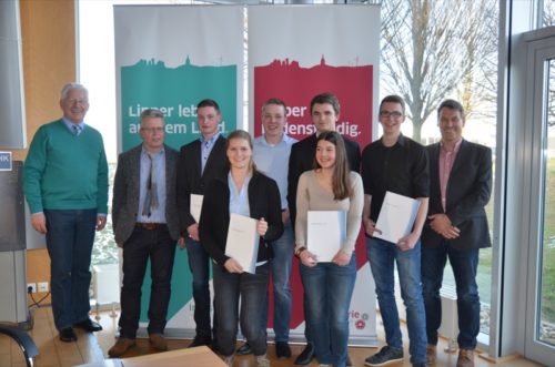 In den Elektroberufen erreichten sechs Absolventen das Traumziel „Sehr gut“. Vom Prüfungsausschuss freuen sich mit: Gerhard Pietrangeli, Olaf Fischer (links) und Martin Müller (rechts).