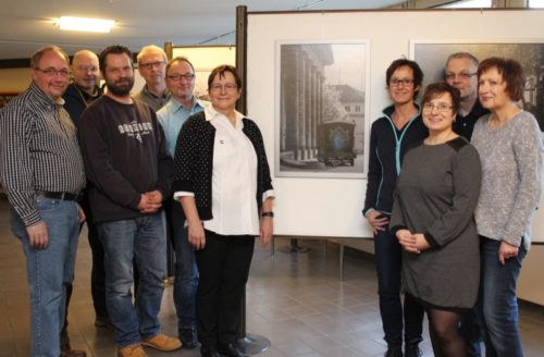 Setzen farbliche Akzente in Schwarz-Weiß-Fotografien: Michael Gaedcke, Peter Fasse, Michael Kagens,Bernd Lindau, Manfred Teich, Karin Hoffmann, Sabine Diekmann, Birgit Teich, Kai Diekmann und Ruth Lindau (von links).