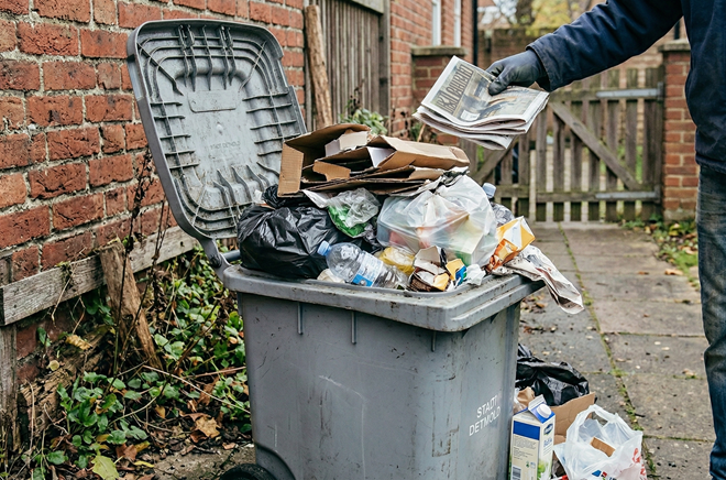 So sollte man es nicht machen: Eine offene Mülltonne wie auf diesem Symbolfoto zieht Schädlinge wie Ratten an. Dicht schließende Abfallbehälter, abgedeckte Regentonnen und sorgfältig verschlossene Spalten tragen dazu bei, einen Befall zu verhindern. Foto: KI-generiert